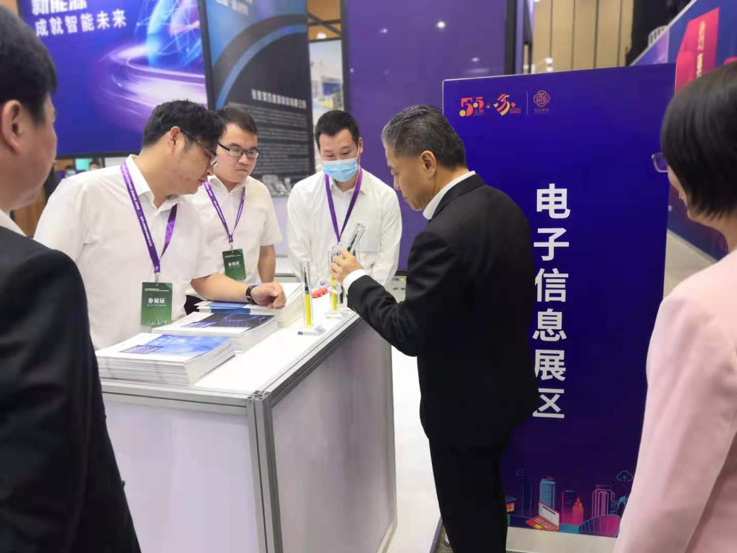 楊市長(zhǎng)、方書記親臨亨通展位 | 2021首屆蘇州超級(jí)產(chǎn)地節(jié)(圖6) 楊市長(zhǎng)、方書記親臨亨通展位 | 2021首屆蘇州超級(jí)產(chǎn)地節(jié)(圖6)