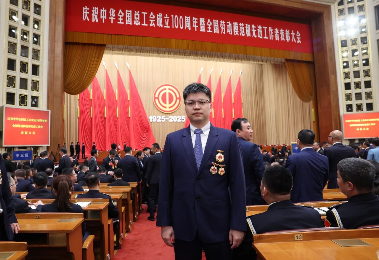 崔巍在人民大會堂接受“全國勞動模范”榮譽表彰！